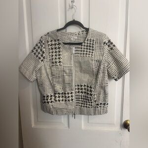 CAbi cropped women’s jacket/blazer, white and black. Zip up. Size medium.